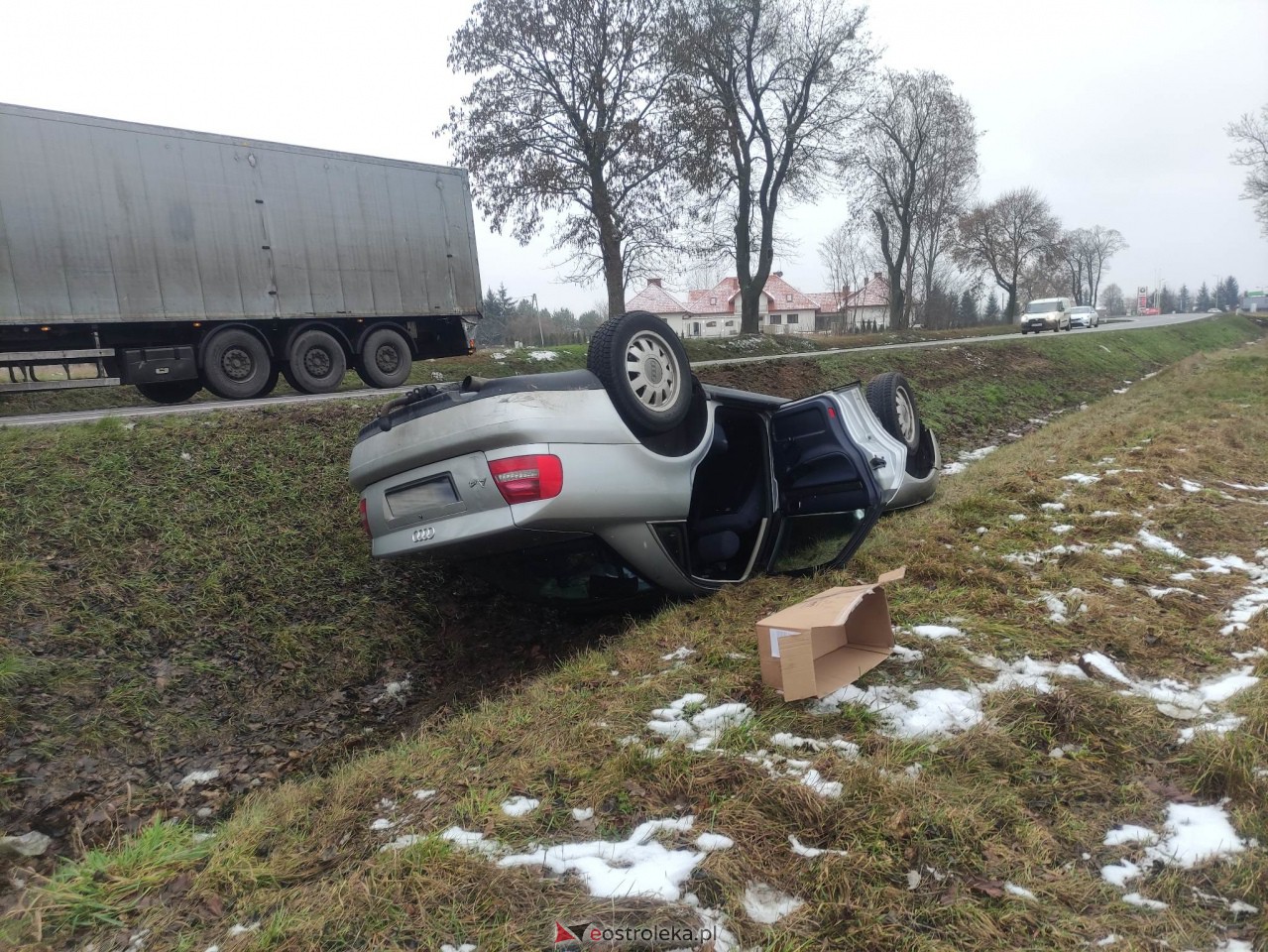 Kraksa w Kordowie na DK-61. Osobówka wpadła do rowu [27.01.2023] - zdjęcie #5 - eOstroleka.pl