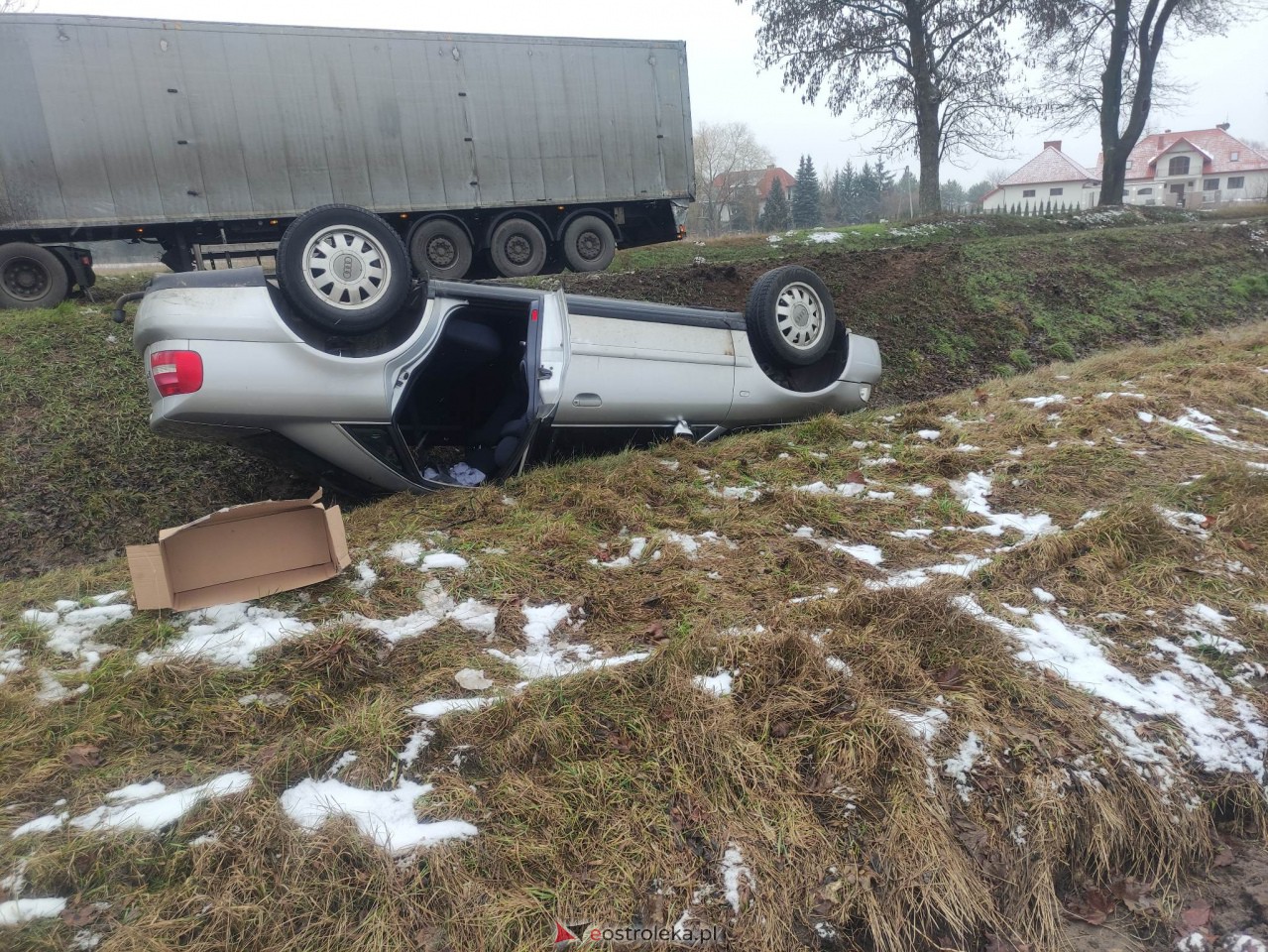 Kraksa w Kordowie na DK-61. Osobówka wpadła do rowu [27.01.2023] - zdjęcie #4 - eOstroleka.pl