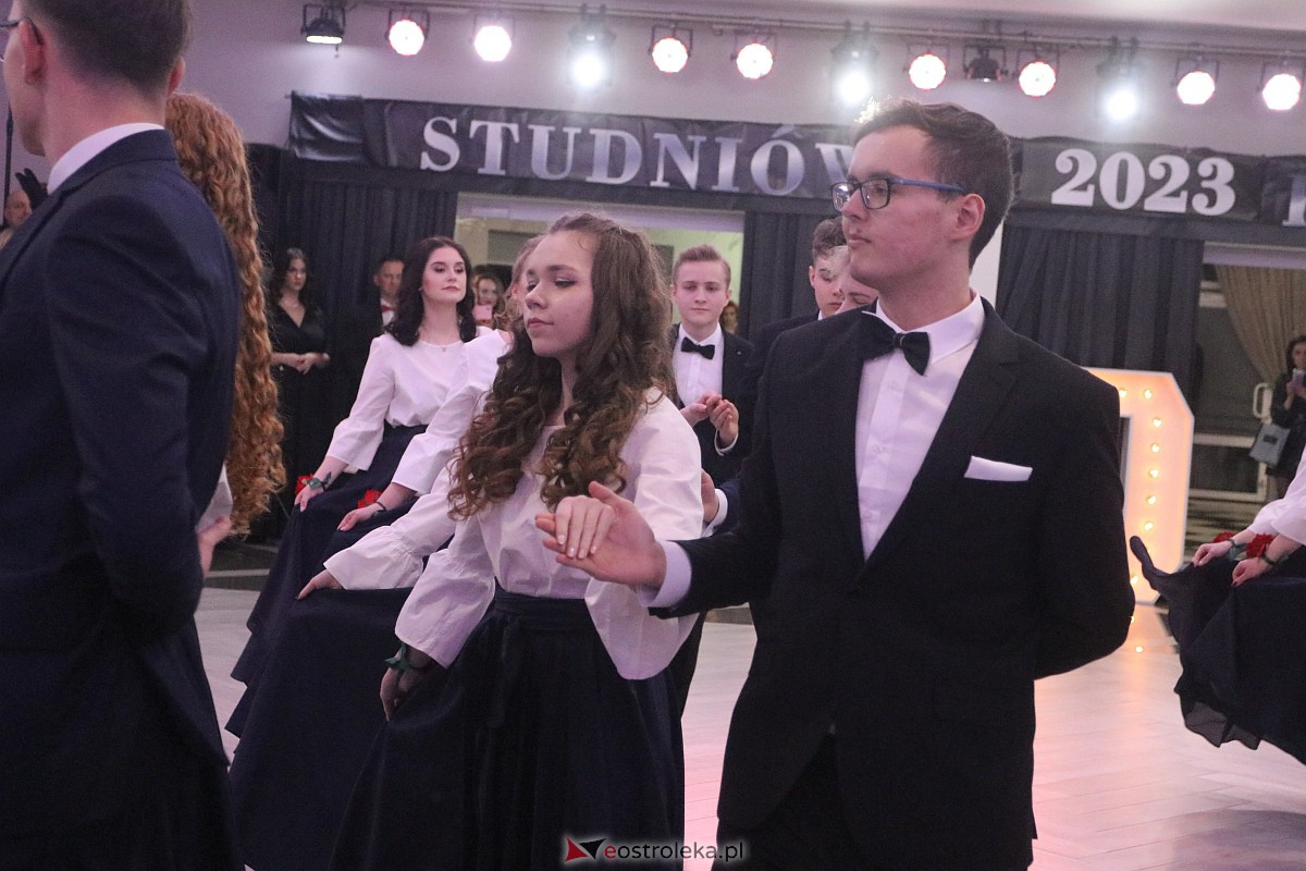 Studniówka 2023 - I LO w Ostrołęce [28.01.2023] - zdjęcie #45 - eOstroleka.pl