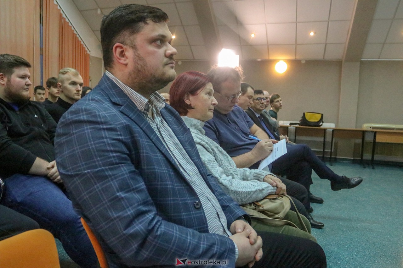 Spotkanie z Krzysztofem Bosakiem i Michałem Wawerem w Ostrołęce [28.01.2023] - zdjęcie #29 - eOstroleka.pl