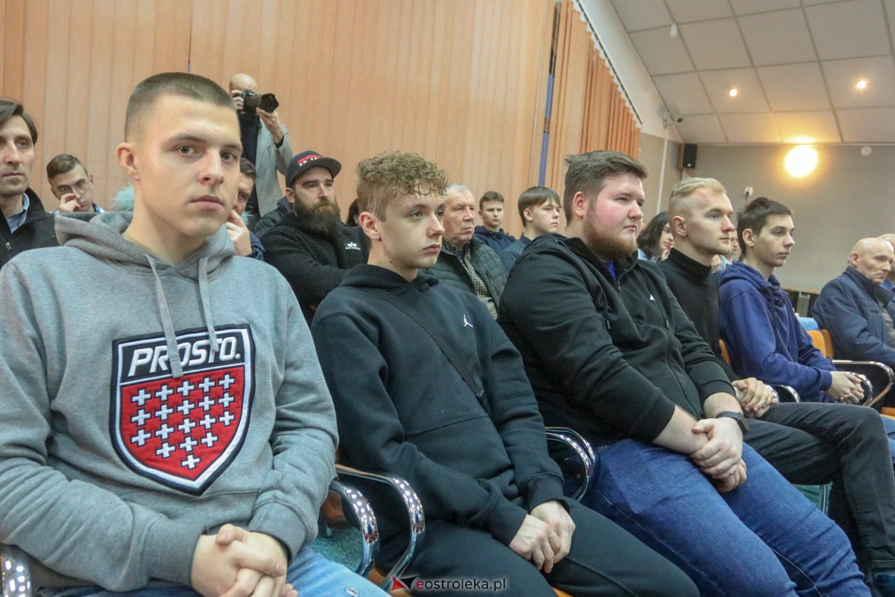 Spotkanie z Krzysztofem Bosakiem i Michałem Wawerem w Ostrołęce [28.01.2023] - zdjęcie #26 - eOstroleka.pl
