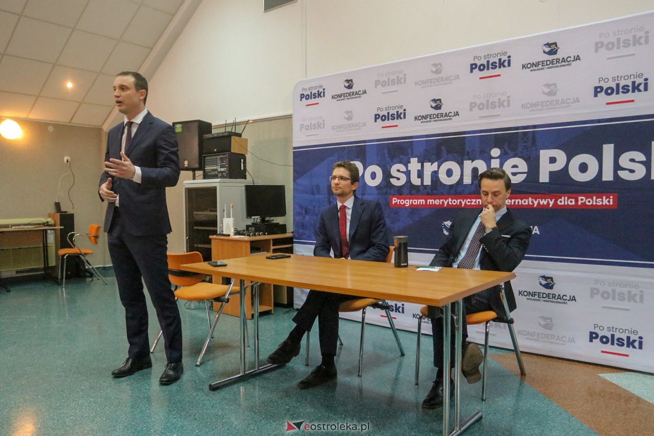 Spotkanie z Krzysztofem Bosakiem i Michałem Wawerem w Ostrołęce [28.01.2023] - zdjęcie #25 - eOstroleka.pl