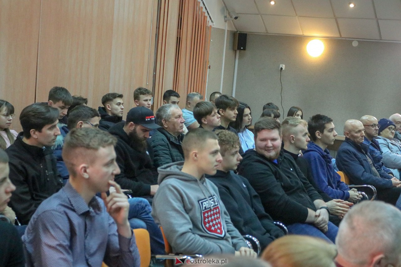 Spotkanie z Krzysztofem Bosakiem i Michałem Wawerem w Ostrołęce [28.01.2023] - zdjęcie #24 - eOstroleka.pl