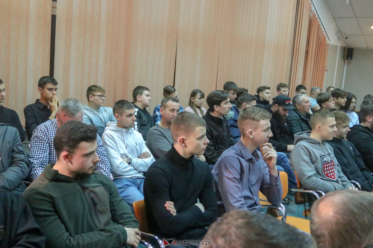 Spotkanie z Krzysztofem Bosakiem i Michałem Wawerem w Ostrołęce [28.01.2023] - zdjęcie #23 - eOstroleka.pl