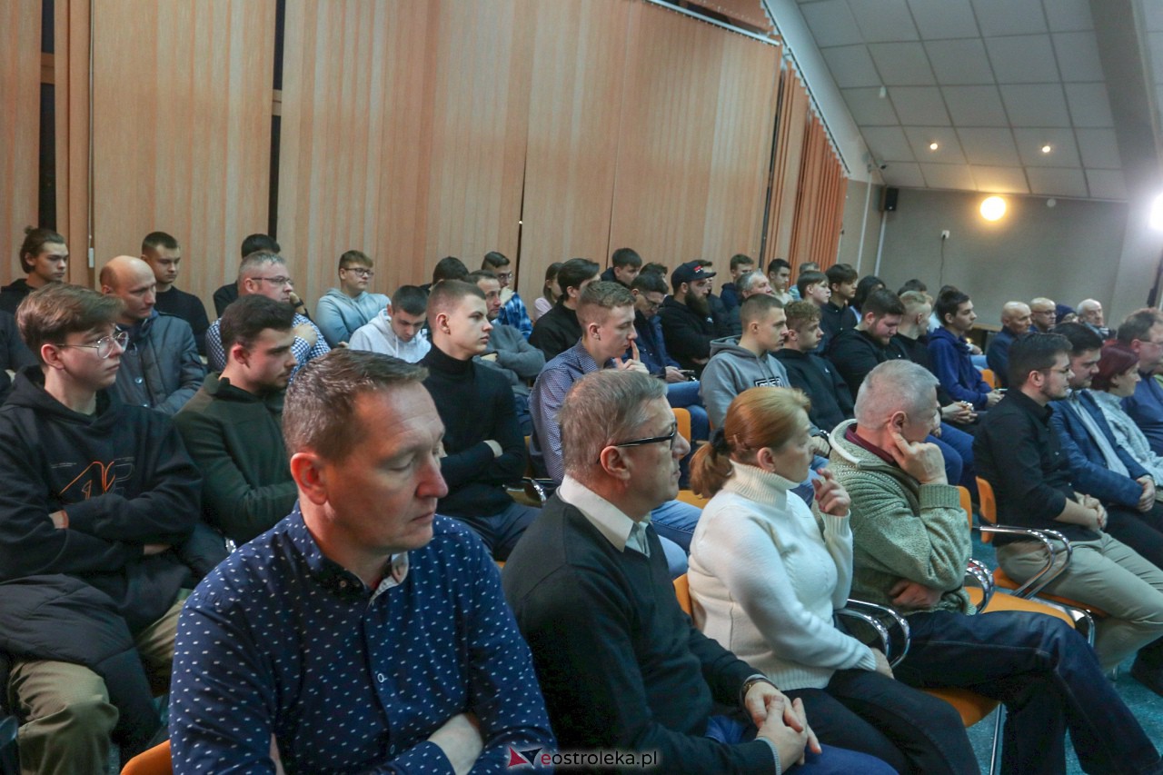 Spotkanie z Krzysztofem Bosakiem i Michałem Wawerem w Ostrołęce [28.01.2023] - zdjęcie #18 - eOstroleka.pl