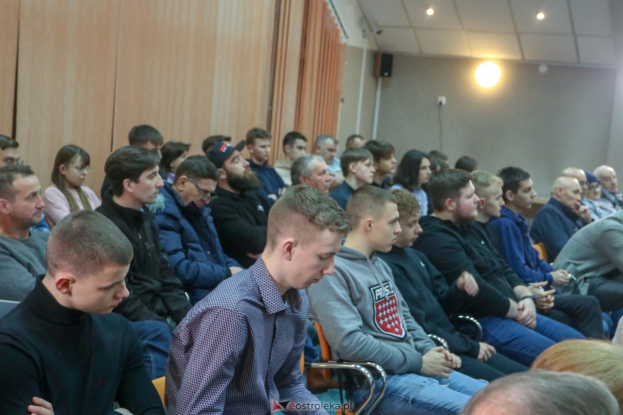 Spotkanie z Krzysztofem Bosakiem i Michałem Wawerem w Ostrołęce [28.01.2023] - zdjęcie #15 - eOstroleka.pl