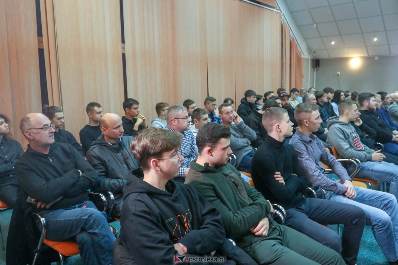 Spotkanie z Krzysztofem Bosakiem i Michałem Wawerem w Ostrołęce [28.01.2023] - zdjęcie #14 - eOstroleka.pl