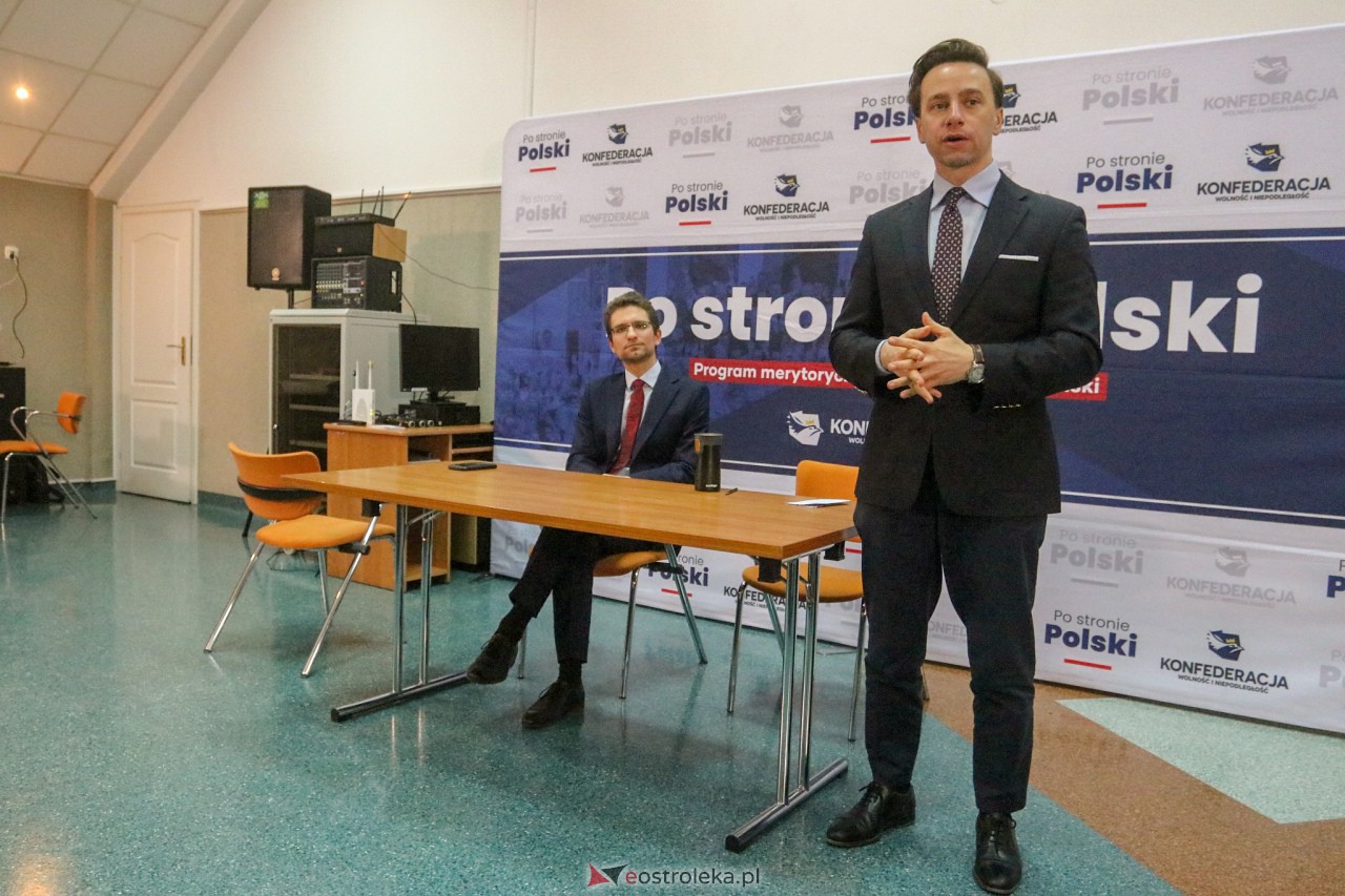 Spotkanie z Krzysztofem Bosakiem i Michałem Wawerem w Ostrołęce [28.01.2023] - zdjęcie #12 - eOstroleka.pl