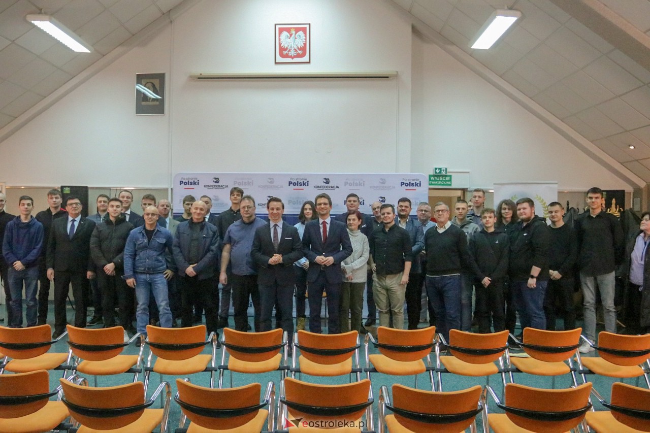 Spotkanie z Krzysztofem Bosakiem i Michałem Wawerem w Ostrołęce [28.01.2023] - zdjęcie #5 - eOstroleka.pl