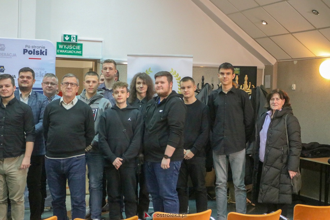 Spotkanie z Krzysztofem Bosakiem i Michałem Wawerem w Ostrołęce [28.01.2023] - zdjęcie #3 - eOstroleka.pl