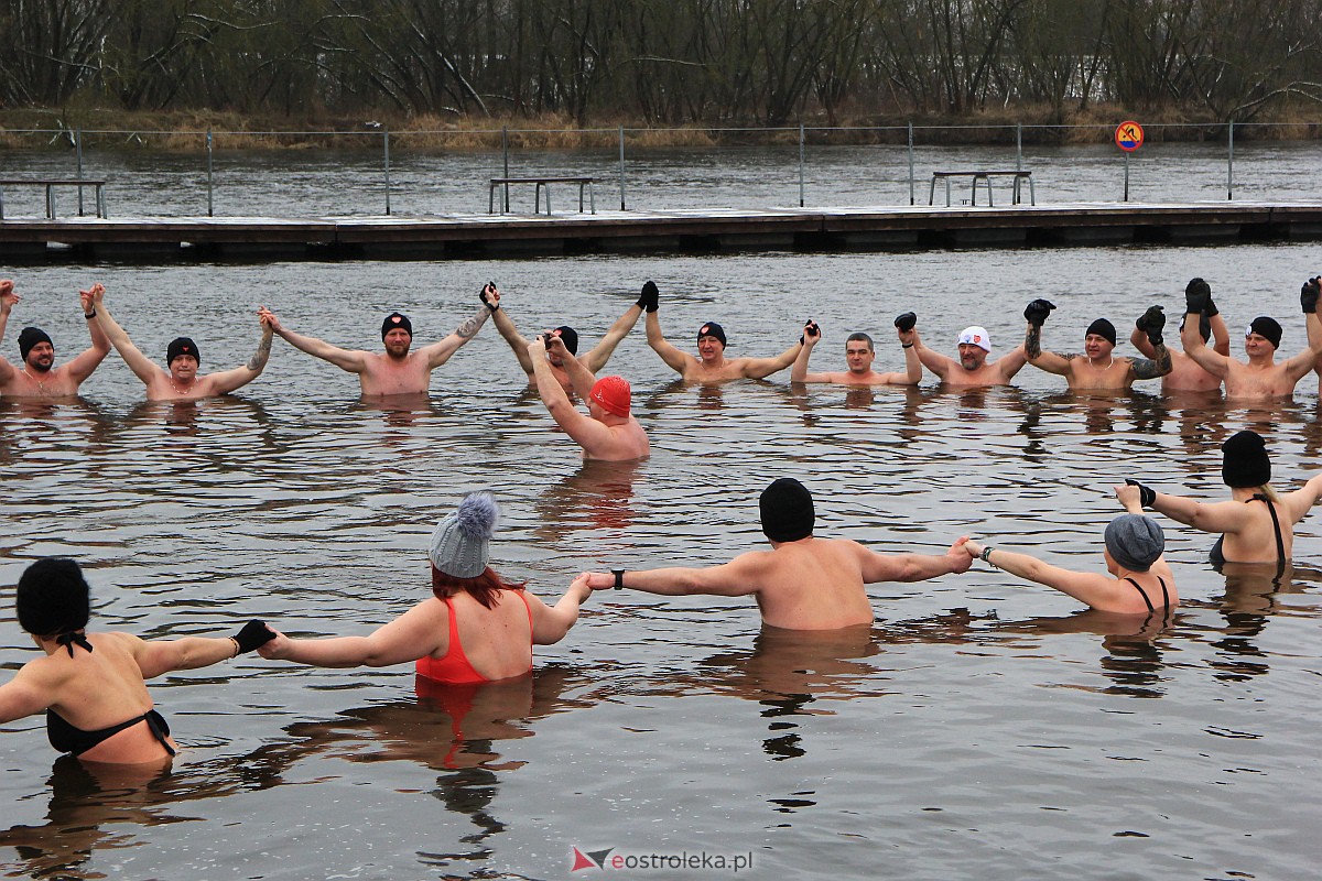 31. finał WOŚP w Ostrołęce. Morsowanie na plaży miejskiej [29.01.2023] - zdjęcie #27 - eOstroleka.pl