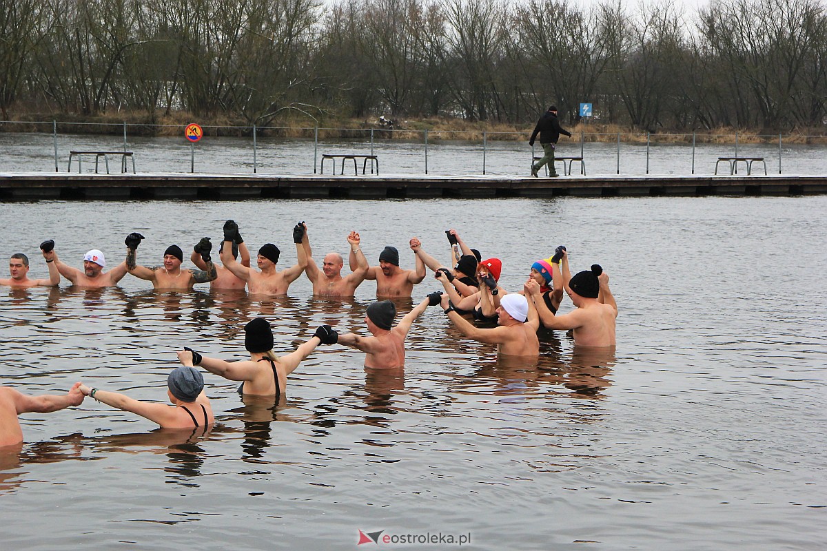 31. finał WOŚP w Ostrołęce. Morsowanie na plaży miejskiej [29.01.2023] - zdjęcie #26 - eOstroleka.pl