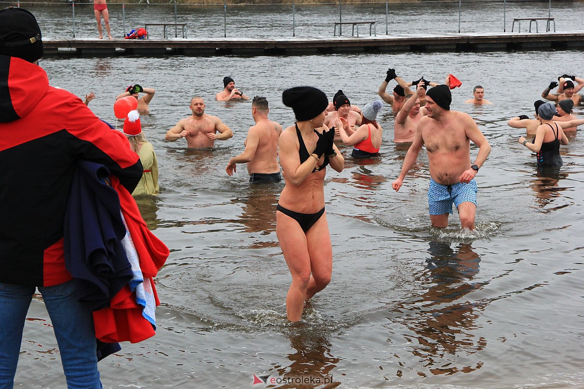 31. finał WOŚP w Ostrołęce. Morsowanie na plaży miejskiej [29.01.2023] - zdjęcie #24 - eOstroleka.pl