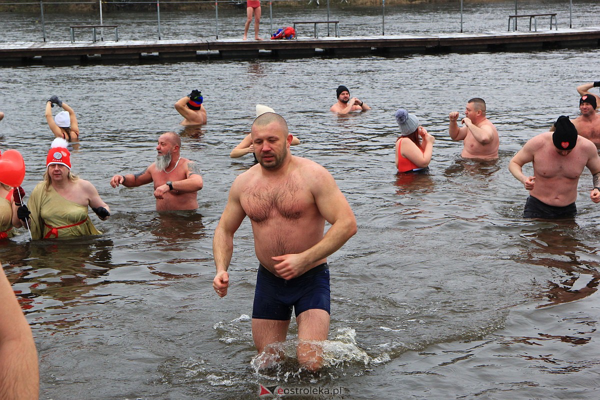 31. finał WOŚP w Ostrołęce. Morsowanie na plaży miejskiej [29.01.2023] - zdjęcie #22 - eOstroleka.pl