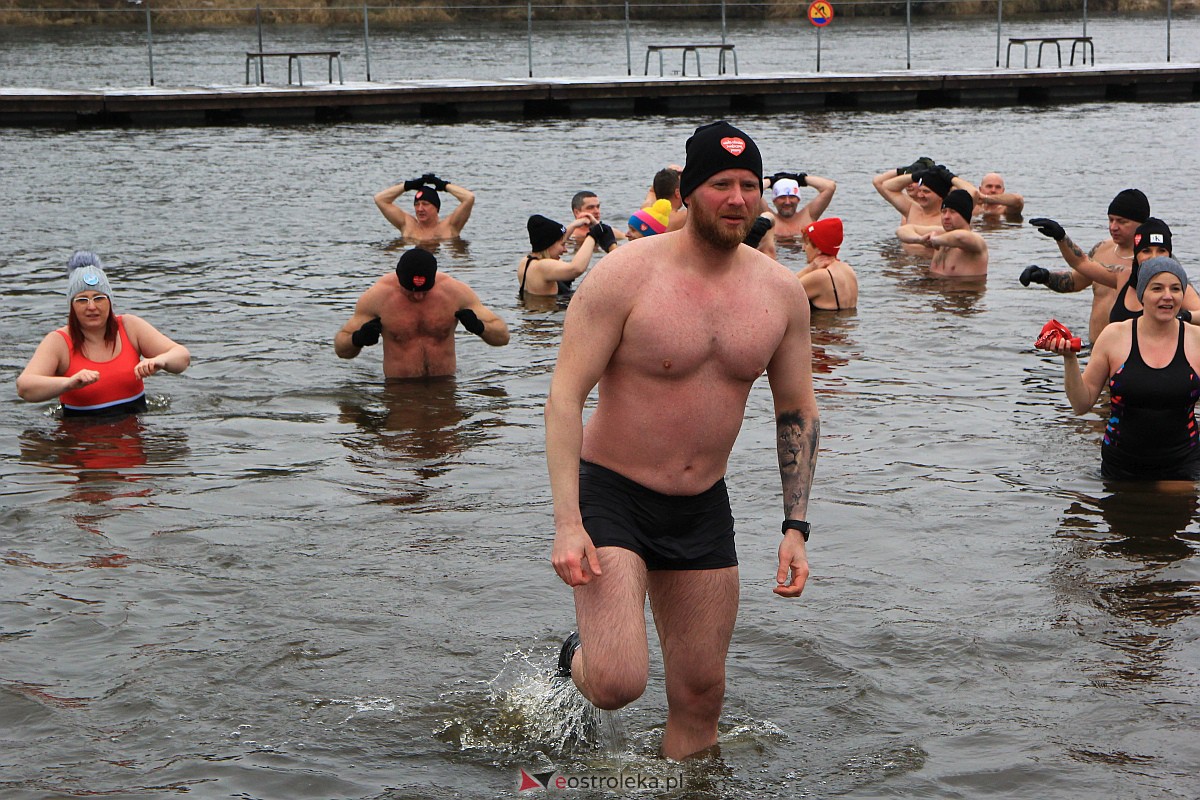 31. finał WOŚP w Ostrołęce. Morsowanie na plaży miejskiej [29.01.2023] - zdjęcie #20 - eOstroleka.pl