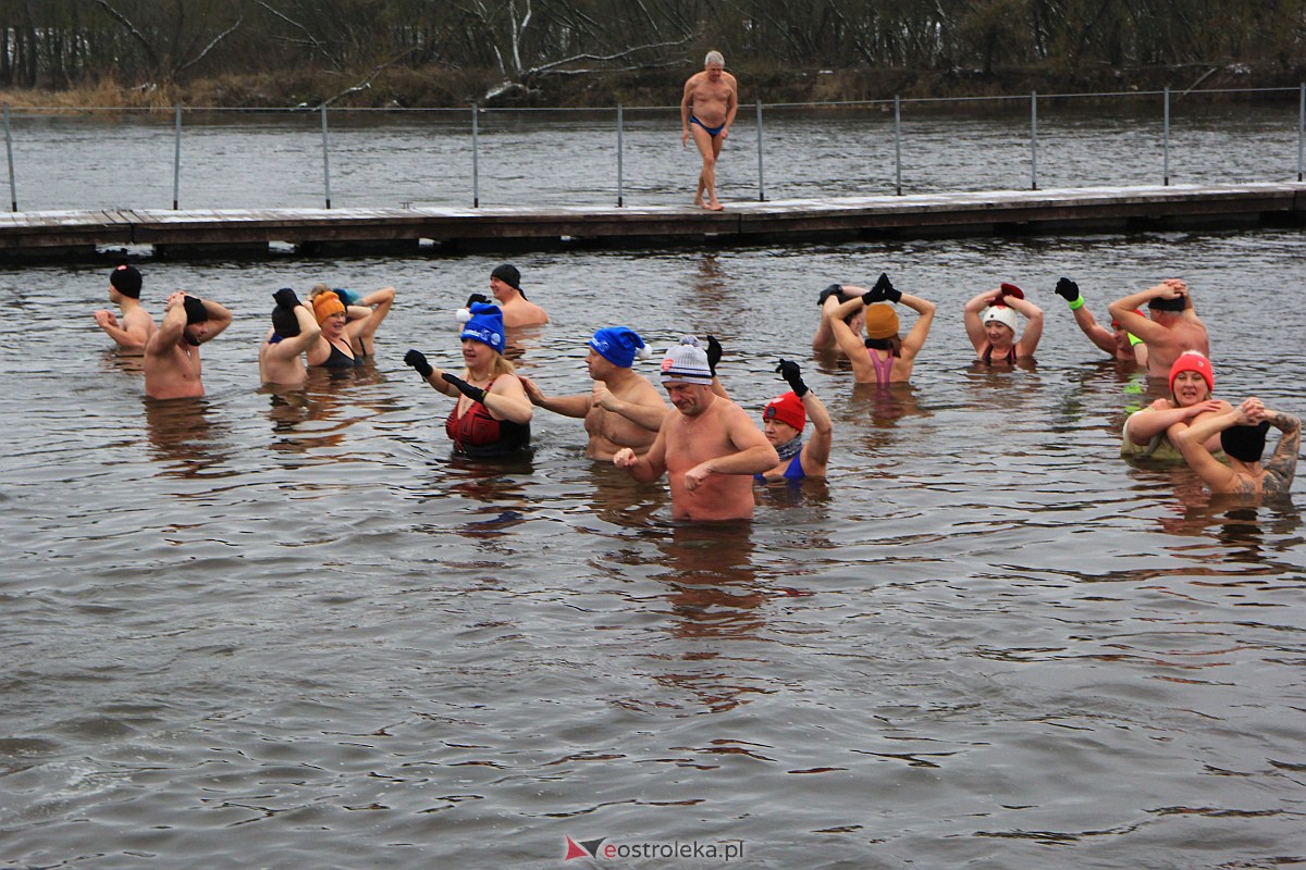 31. finał WOŚP w Ostrołęce. Morsowanie na plaży miejskiej [29.01.2023] - zdjęcie #16 - eOstroleka.pl