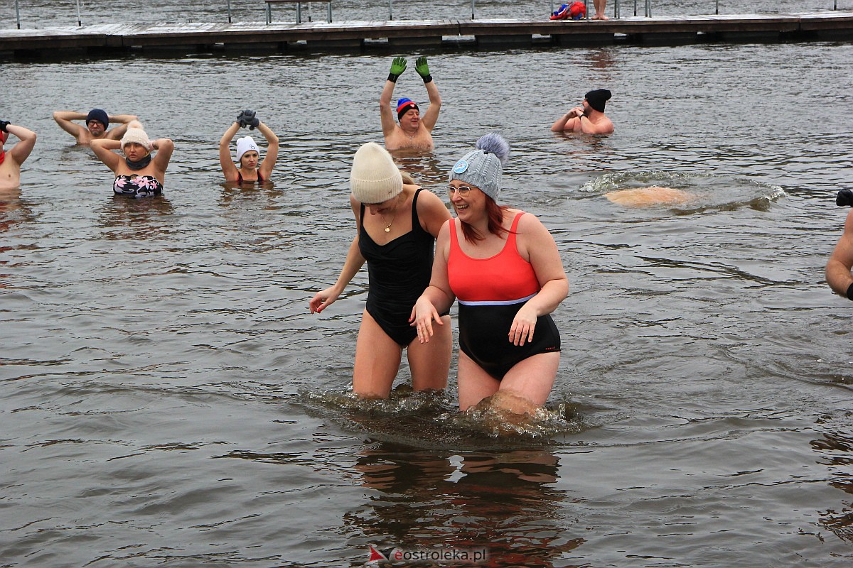 31. finał WOŚP w Ostrołęce. Morsowanie na plaży miejskiej [29.01.2023] - zdjęcie #15 - eOstroleka.pl