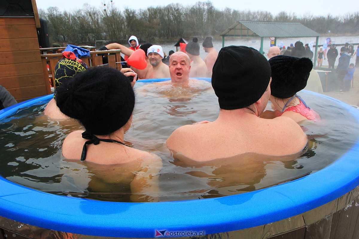 31. finał WOŚP w Ostrołęce. Morsowanie na plaży miejskiej [29.01.2023] - zdjęcie #11 - eOstroleka.pl
