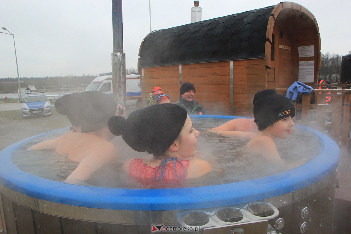 31. finał WOŚP w Ostrołęce. Morsowanie na plaży miejskiej [29.01.2023] - zdjęcie #10 - eOstroleka.pl