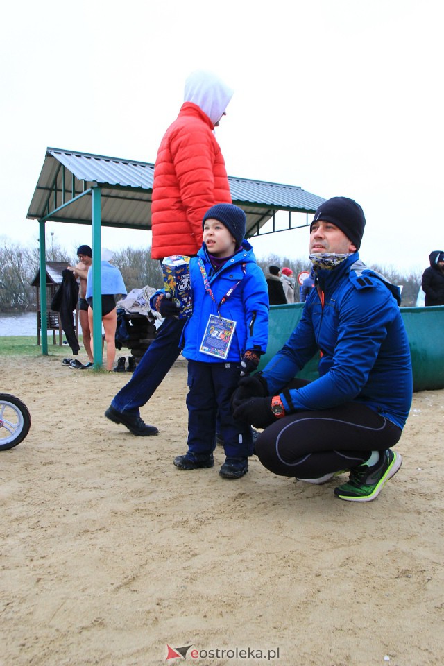 31. finał WOŚP w Ostrołęce. Morsowanie na plaży miejskiej [29.01.2023] - zdjęcie #7 - eOstroleka.pl
