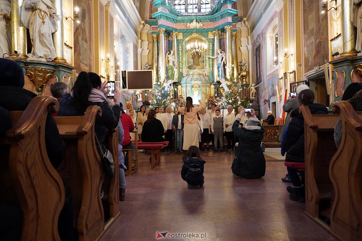 Wspólne śpiewanie kolęd i pastorałek w ostrołęckim Klasztorze [29.01.2023] - zdjęcie #16 - eOstroleka.pl