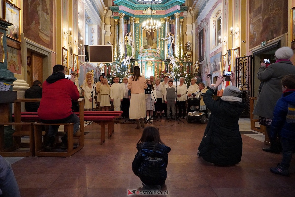 Wspólne śpiewanie kolęd i pastorałek w ostrołęckim Klasztorze [29.01.2023] - zdjęcie #18 - eOstroleka.pl