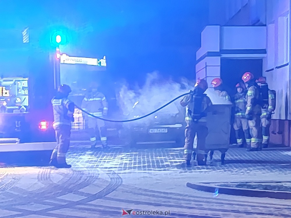 Nocna akcja strażaków w centrum Ostrołęki [30.01.2023] - zdjęcie #2 - eOstroleka.pl