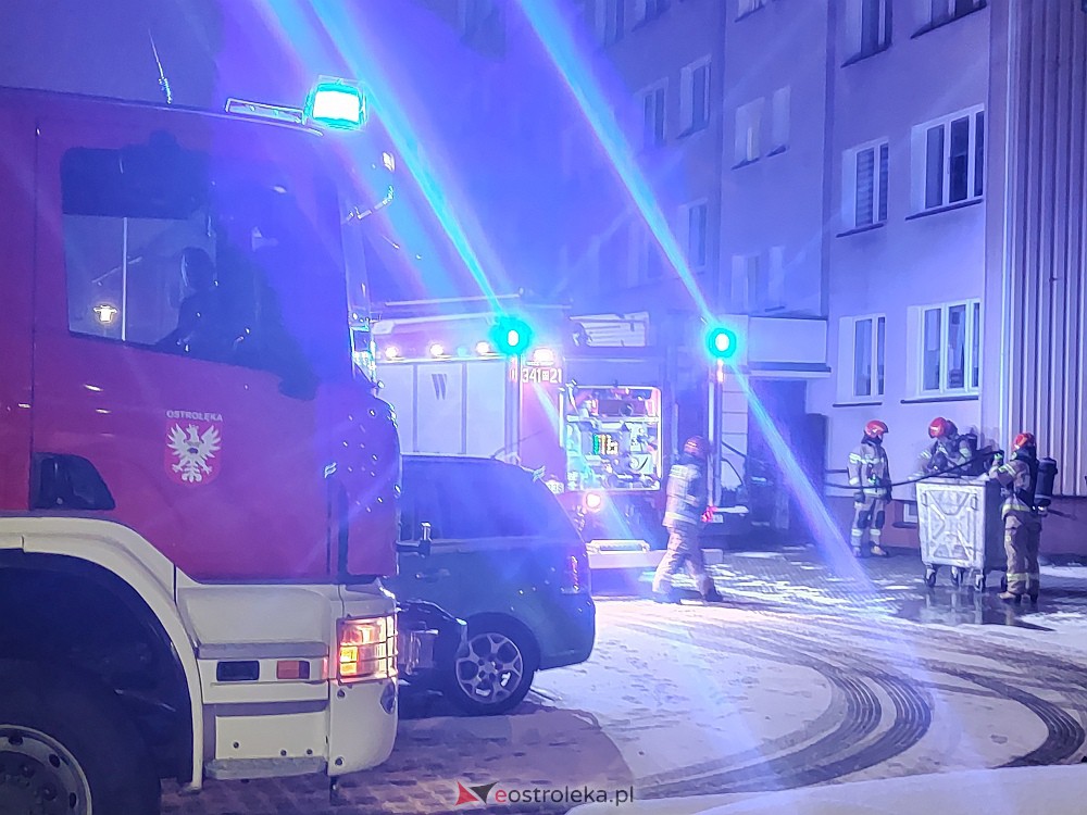 Nocna akcja strażaków w centrum Ostrołęki [30.01.2023] - zdjęcie #3 - eOstroleka.pl