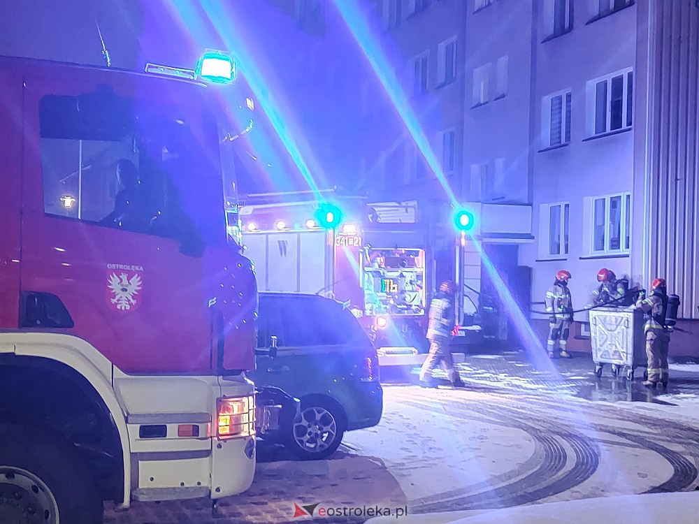Nocna akcja strażaków w centrum Ostrołęki [30.01.2023] - zdjęcie #6 - eOstroleka.pl