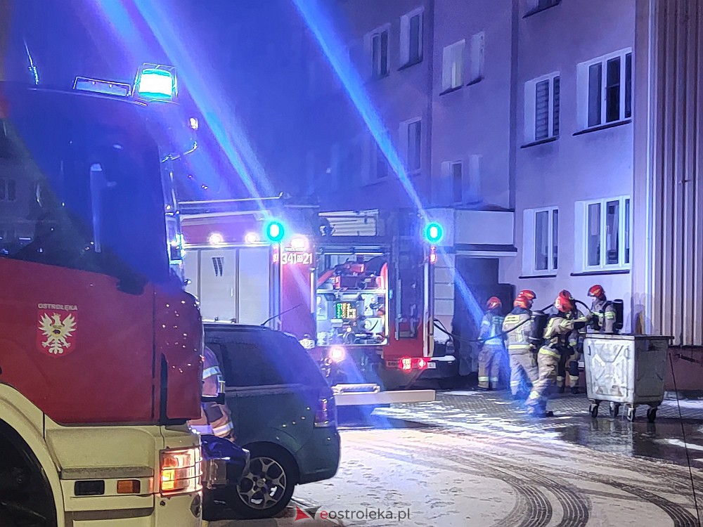 Nocna akcja strażaków w centrum Ostrołęki [30.01.2023] - zdjęcie #5 - eOstroleka.pl