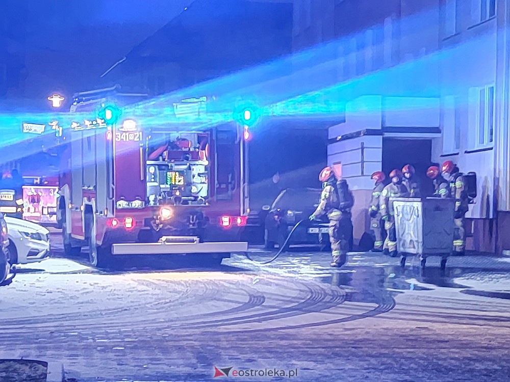 Nocna akcja strażaków w centrum Ostrołęki [30.01.2023] - zdjęcie #4 - eOstroleka.pl