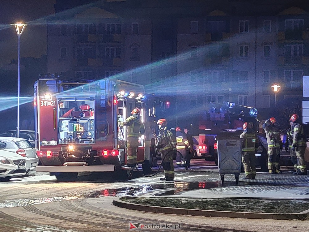 Nocna akcja strażaków w centrum Ostrołęki [30.01.2023] - zdjęcie #3 - eOstroleka.pl