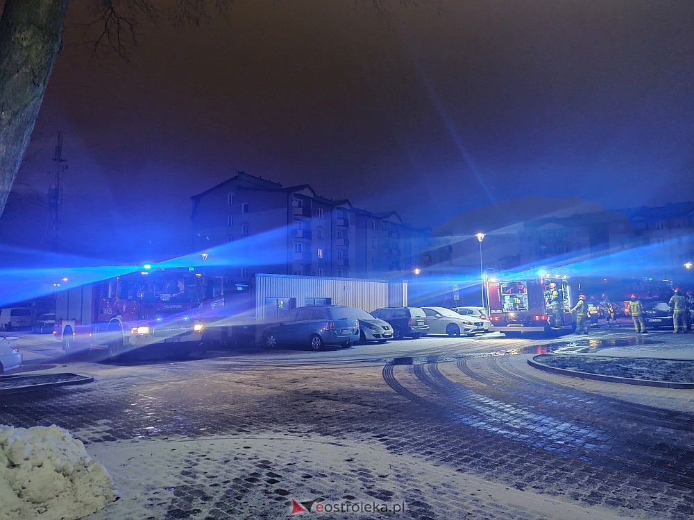Nocna akcja strażaków w centrum Ostrołęki [30.01.2023] - zdjęcie #2 - eOstroleka.pl