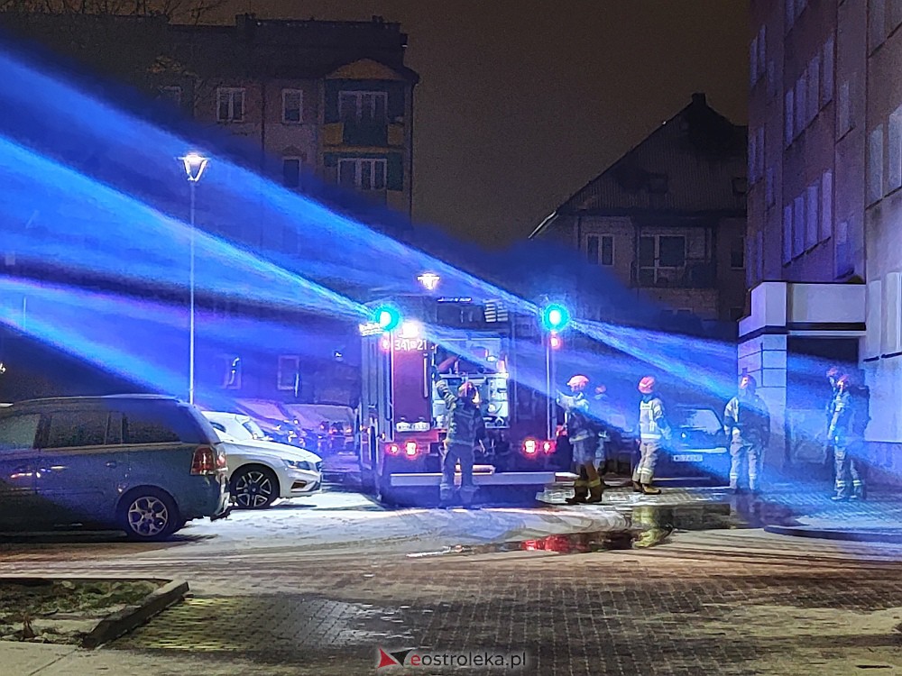 Nocna akcja strażaków w centrum Ostrołęki [30.01.2023] - zdjęcie #1 - eOstroleka.pl