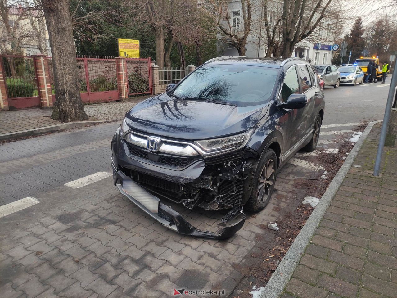 Kraksa na Starym Mieście w Ostrołęce. Sprawczyni zignorowała znak STOP [01.02.2023] - zdjęcie #7 - eOstroleka.pl