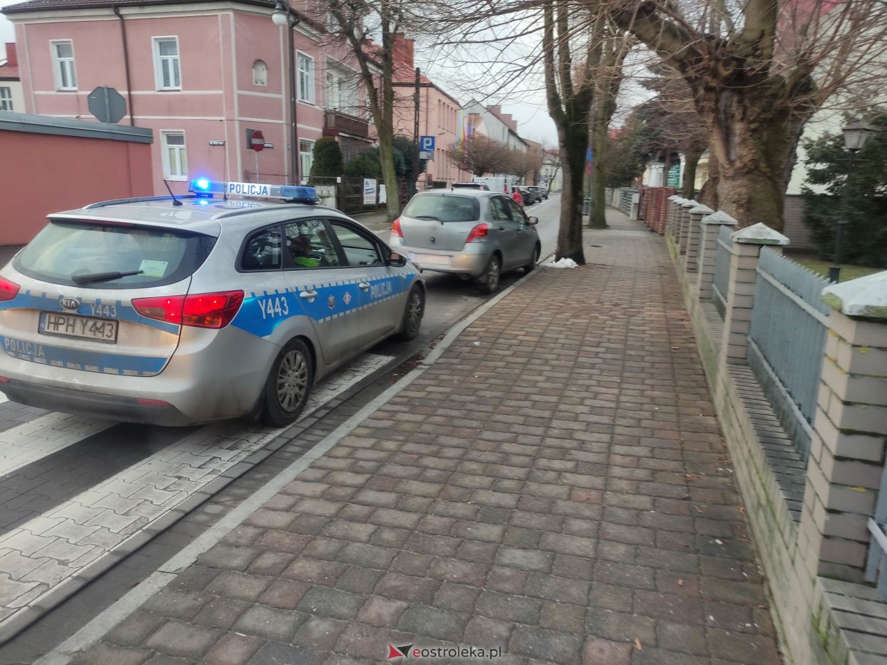 Kraksa na Starym Mieście w Ostrołęce. Sprawczyni zignorowała znak STOP [01.02.2023] - zdjęcie #6 - eOstroleka.pl
