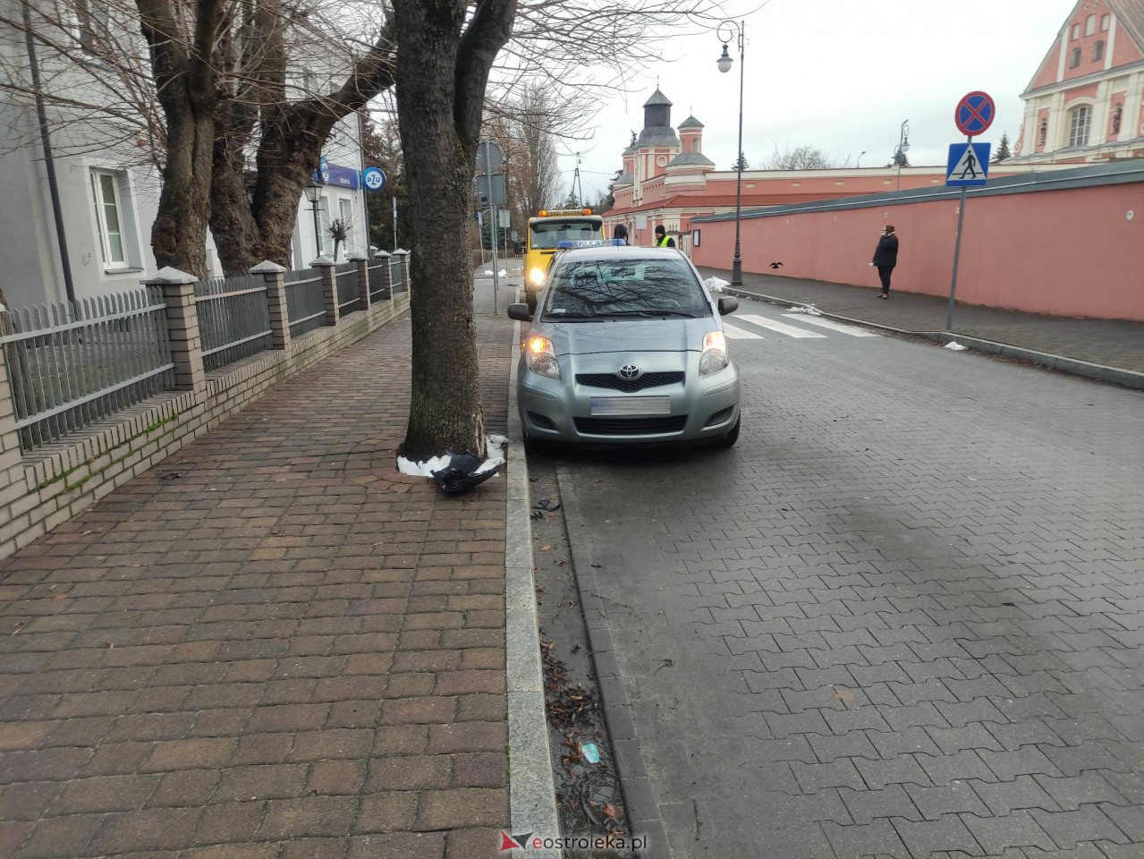 Kraksa na Starym Mieście w Ostrołęce. Sprawczyni zignorowała znak STOP [01.02.2023] - zdjęcie #5 - eOstroleka.pl