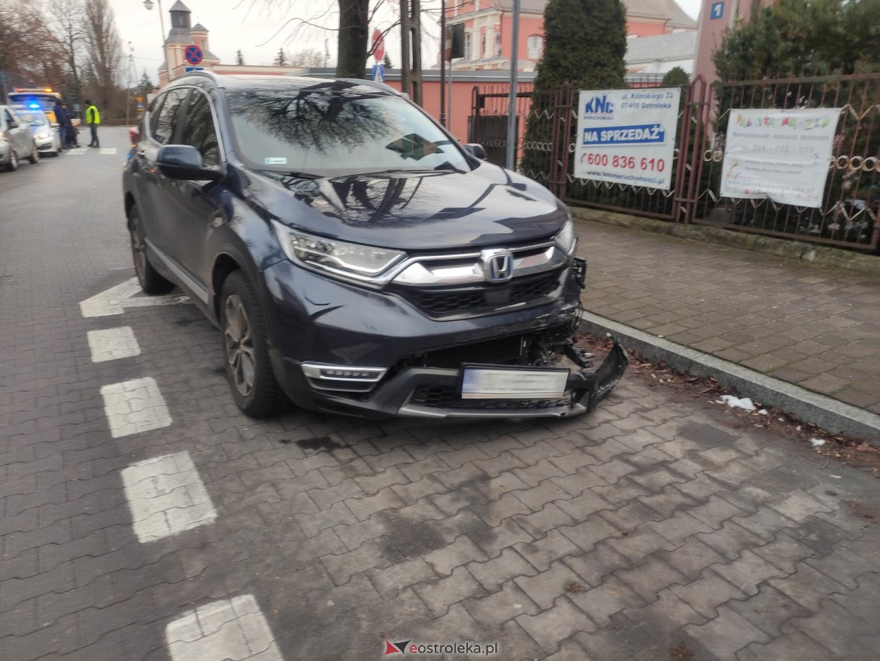 Kraksa na Starym Mieście w Ostrołęce. Sprawczyni zignorowała znak STOP [01.02.2023] - zdjęcie #4 - eOstroleka.pl