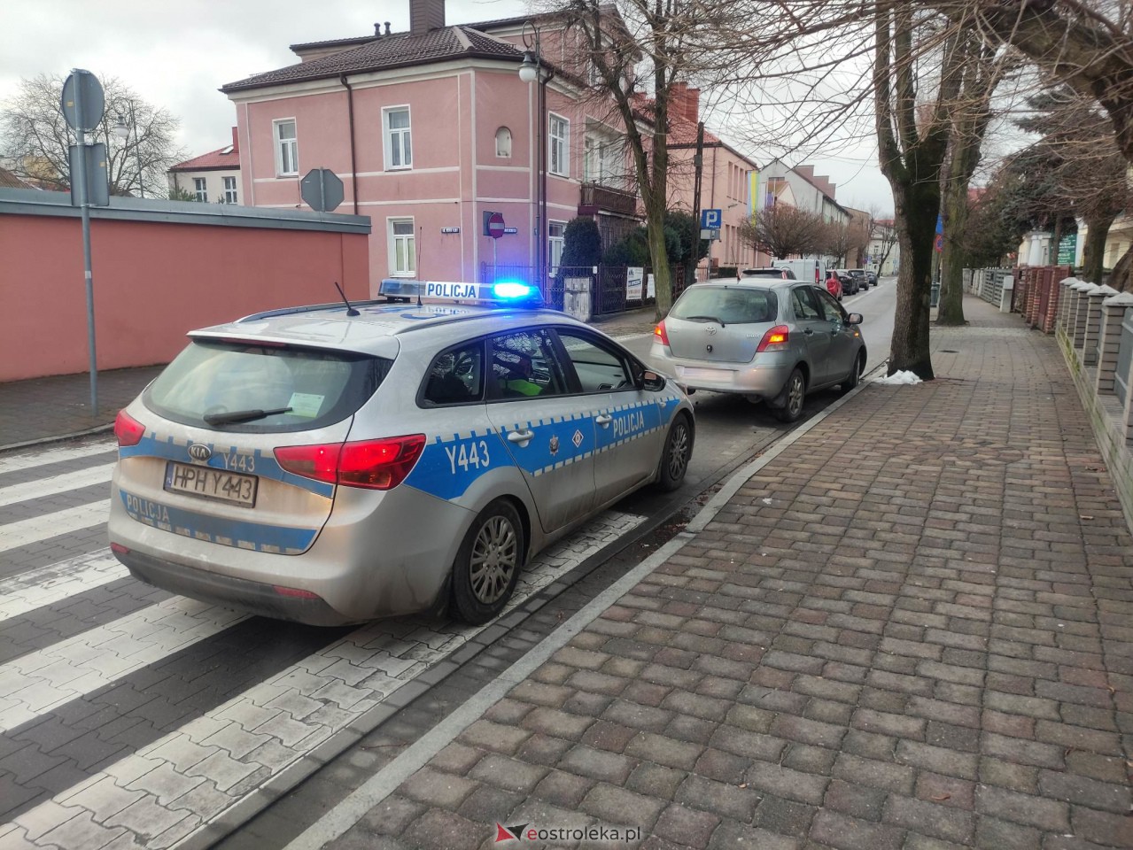 Kraksa na Starym Mieście w Ostrołęce. Sprawczyni zignorowała znak STOP [01.02.2023] - zdjęcie #3 - eOstroleka.pl