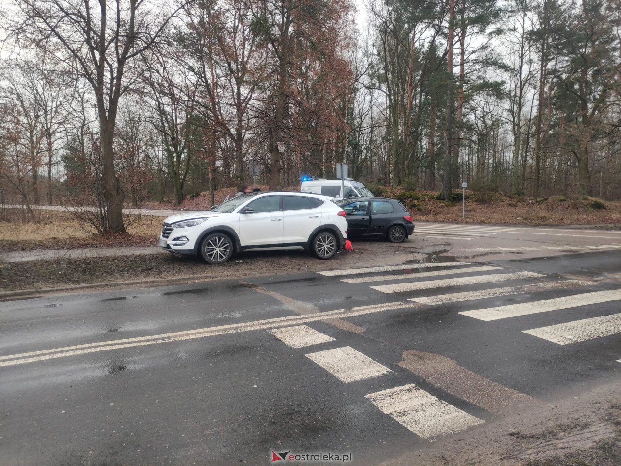 Zderzenie dwóch osobówek na pechowym skrzyżowaniu [02.03.2023] - zdjęcie #2 - eOstroleka.pl