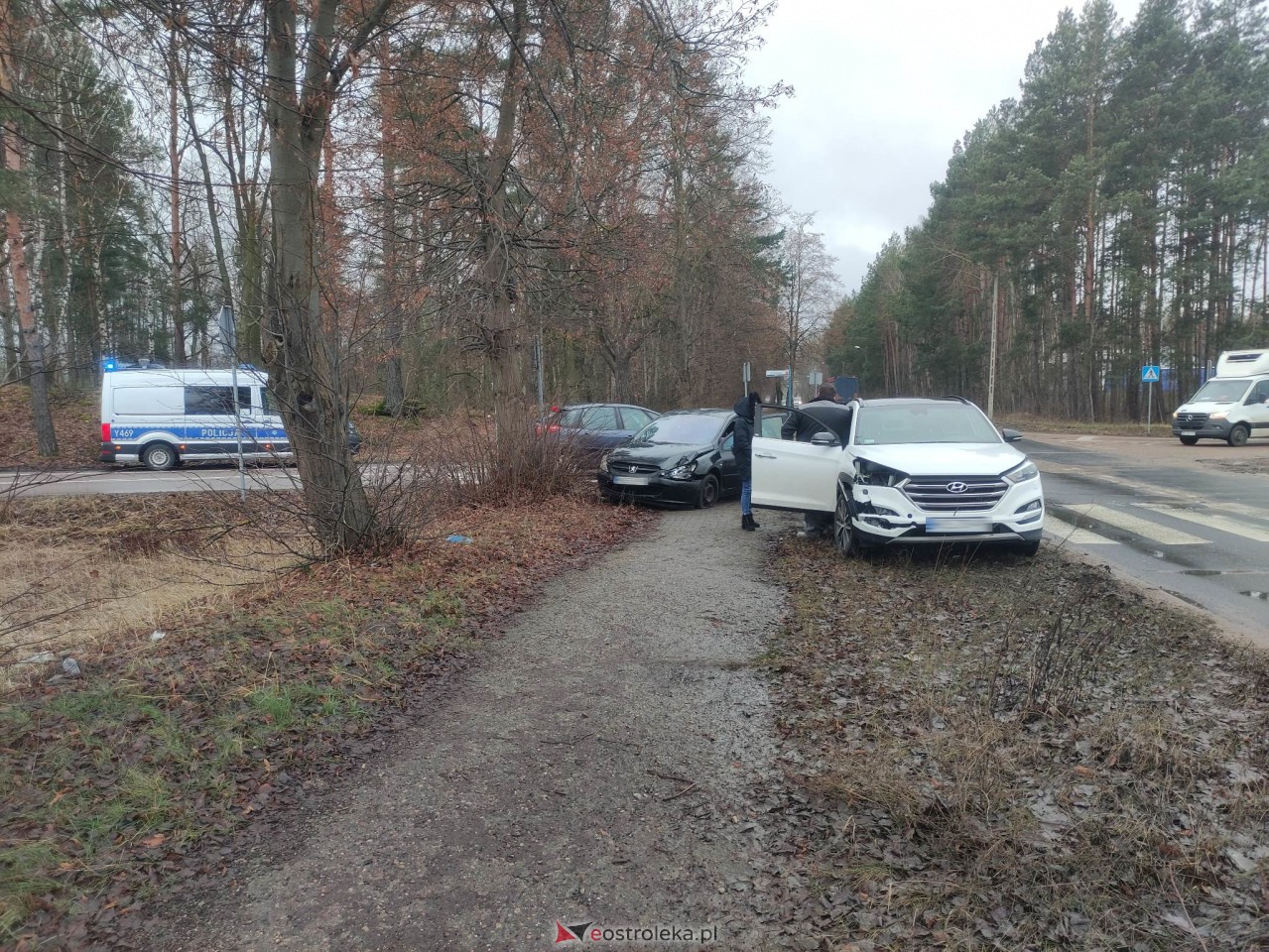 Zderzenie dwóch osobówek na pechowym skrzyżowaniu [02.03.2023] - zdjęcie #3 - eOstroleka.pl