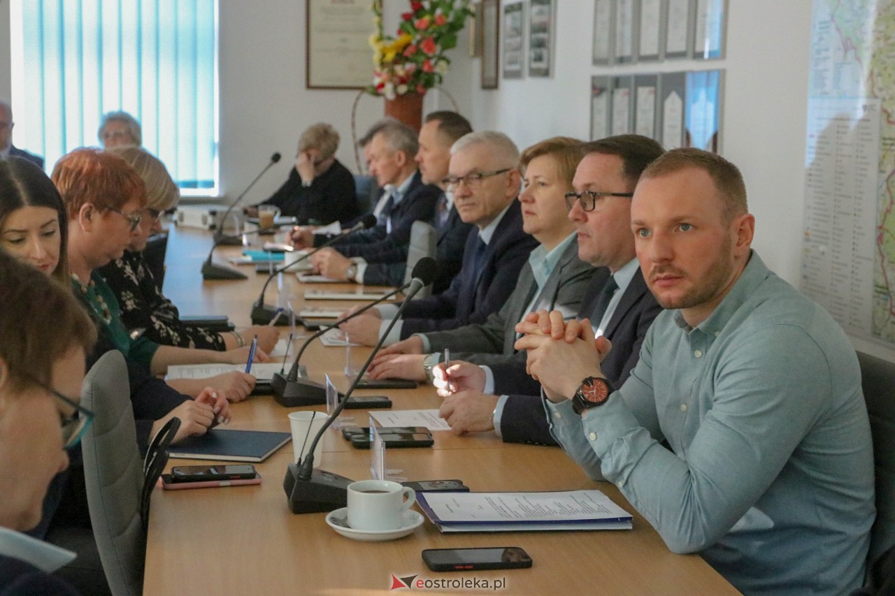 Sesja rady powiatu ostrołęckiego [3.2.2023] - zdjęcie #2 - eOstroleka.pl