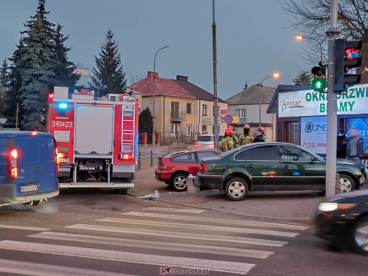Poranna kraksa przy ostrołęckim dworcu. Wystarczyła chwila nieuwagi [09.02.2023] - zdjęcie #16 - eOstroleka.pl