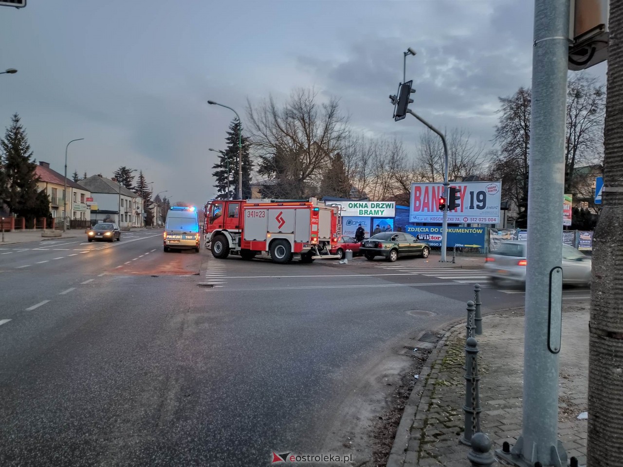 Poranna kraksa przy ostrołęckim dworcu. Wystarczyła chwila nieuwagi [09.02.2023] - zdjęcie #14 - eOstroleka.pl