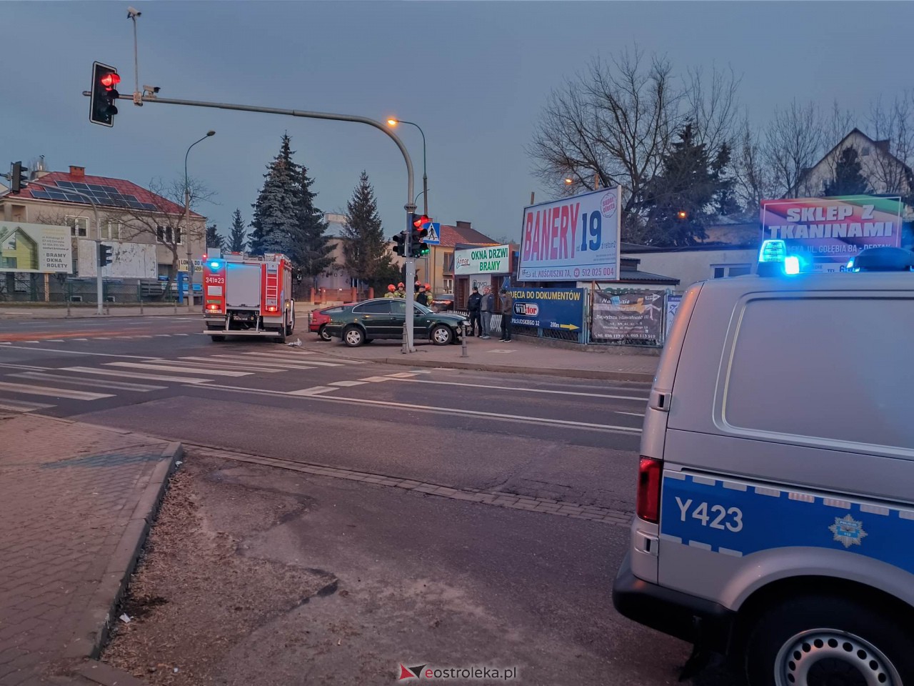 Poranna kraksa przy ostrołęckim dworcu. Wystarczyła chwila nieuwagi [09.02.2023] - zdjęcie #13 - eOstroleka.pl