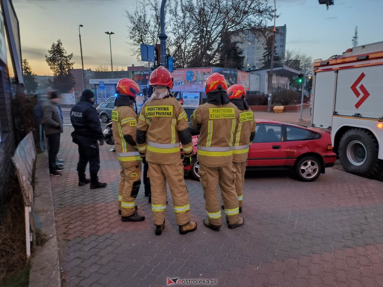 Poranna kraksa przy ostrołęckim dworcu. Wystarczyła chwila nieuwagi [09.02.2023] - zdjęcie #12 - eOstroleka.pl