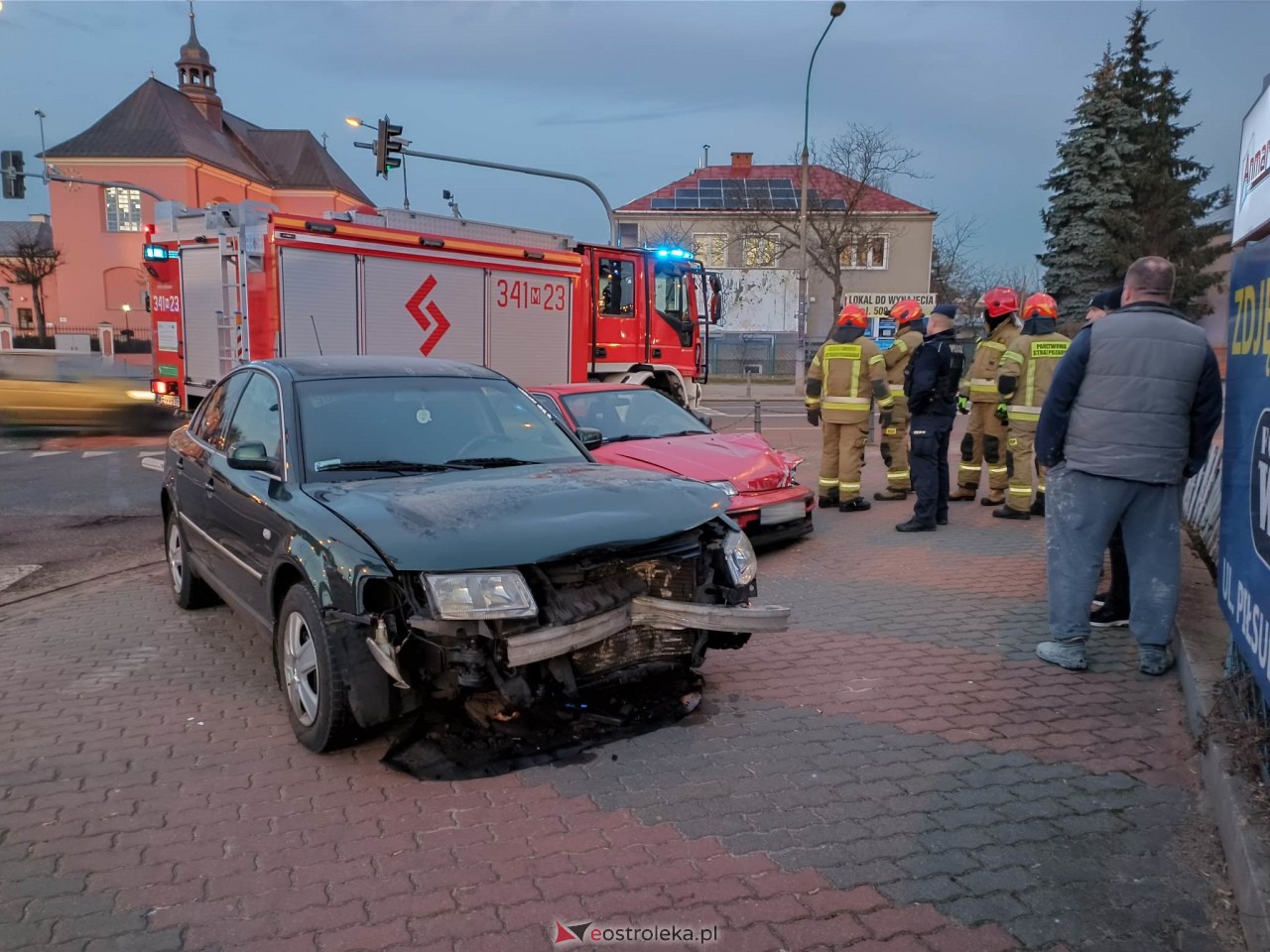 Poranna kraksa przy ostrołęckim dworcu. Wystarczyła chwila nieuwagi [09.02.2023] - zdjęcie #7 - eOstroleka.pl
