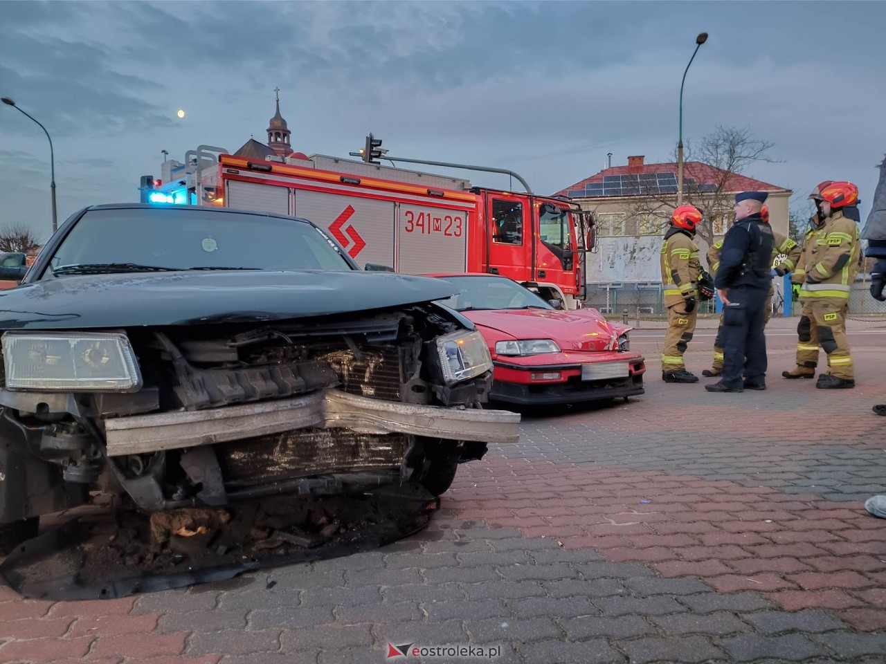 Poranna kraksa przy ostrołęckim dworcu. Wystarczyła chwila nieuwagi [09.02.2023] - zdjęcie #6 - eOstroleka.pl