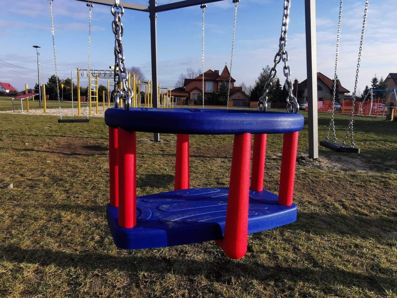 Nowe urządzenia na placu zabaw w Rzekuniu - zdjęcie #10 - eOstroleka.pl