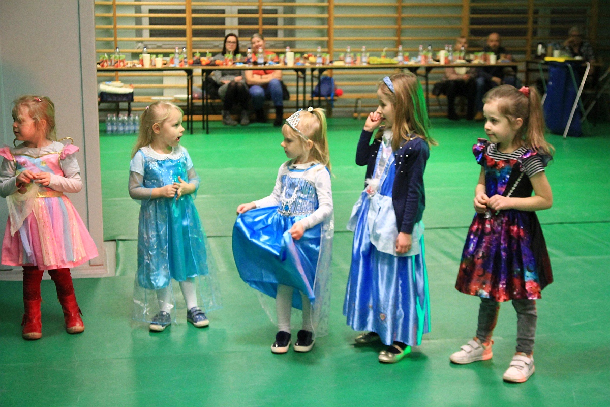 Bal karnawałowy dla dzieci z osiedla Starosty Kosa [09.02.2023] - zdjęcie #53 - eOstroleka.pl